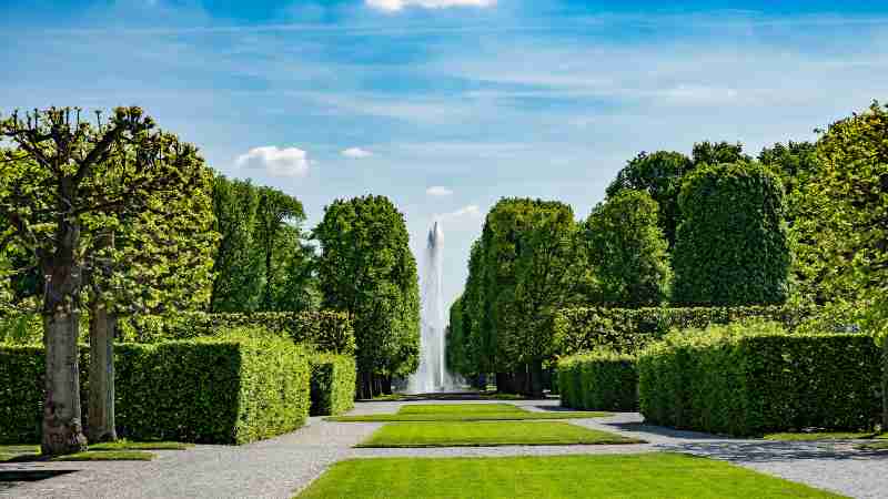 Lush green park with a fountain in Hannover, perfect for a tranquil escape., tags: und - pexel
